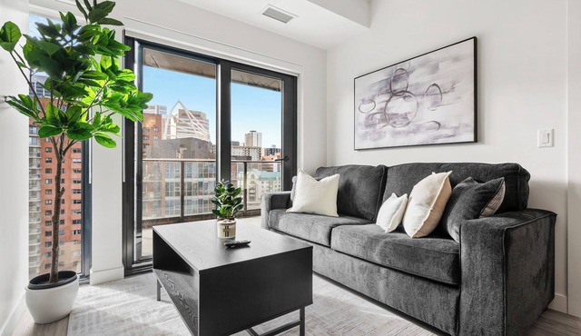 City Lights & River Sights 2BR, AC, XL Patio