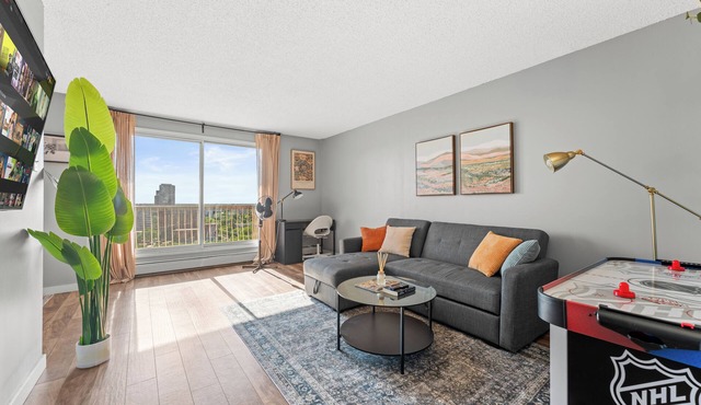 City View Getaway | 2BR Pool Gym Parking