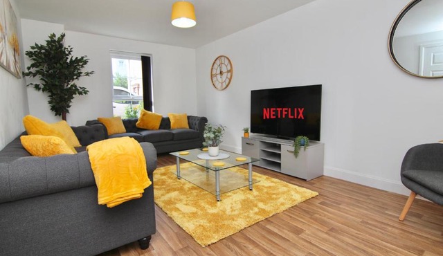 CityWharf Lodge - Fully Furnished Home With Free Parking, WiFi, Netflix