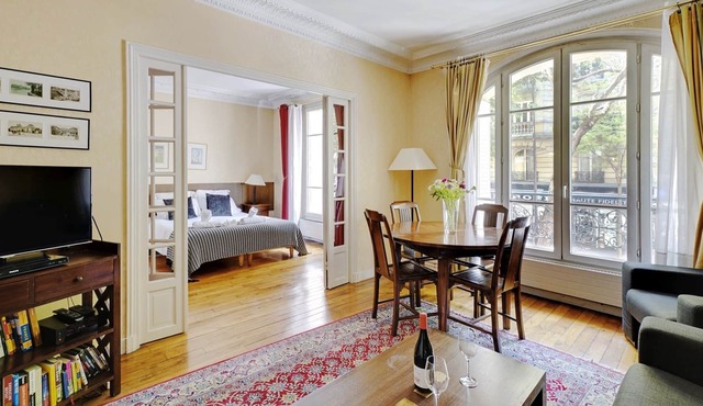 Clair de Lune-Beautiful two bedrooms apartment in the heart of Montmartre
