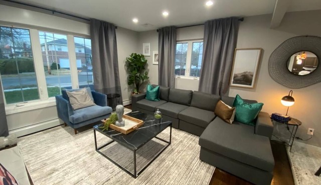 Clarissa's Paradise Cozy 5-bedroom house in Baldwin with Central Air, WiFi patio