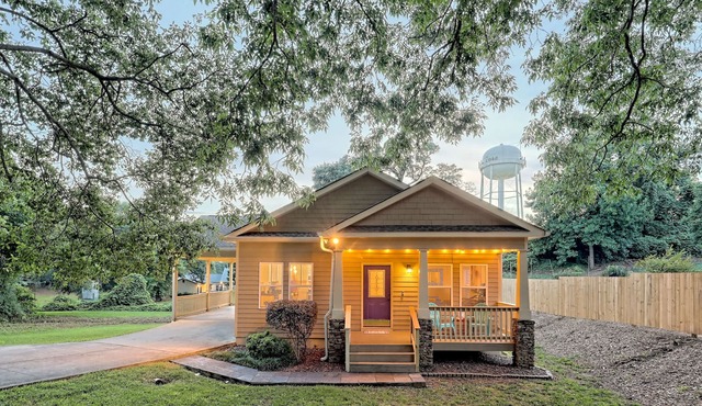 Clarkesville Hideaway- in-town yet private