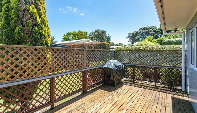 Classic 2BR Whiritoa Bach + Sleepout – Walk to Beach, Lagoon, and Scenic Trails