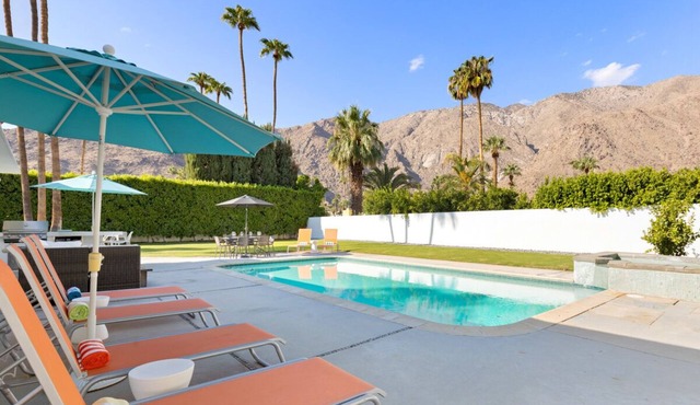 Classic Alexander Home with Mountain Views in Vista Las Palmas!