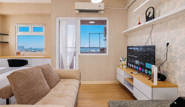 Classic And Restful Studio Room At Apartment Green Pramuka City
