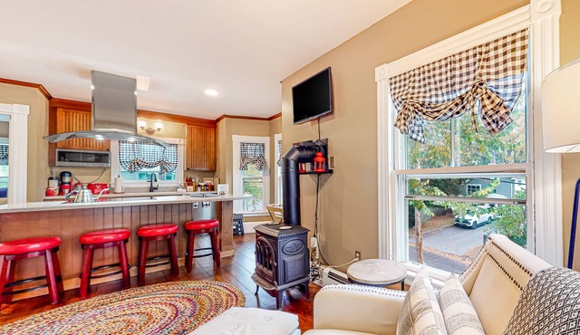 Classic apartment in the heart of town - walk to beaches/eateries