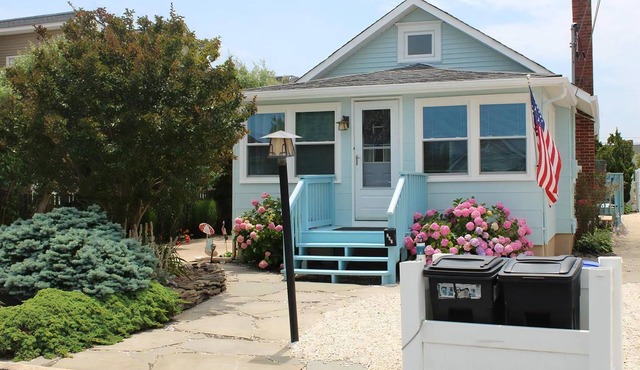 Classic Beach Cottage w/private yard