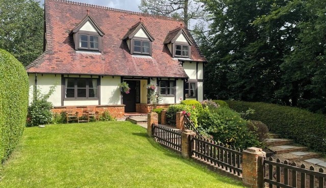 Classic Chilterns Cottage in lovely countryside