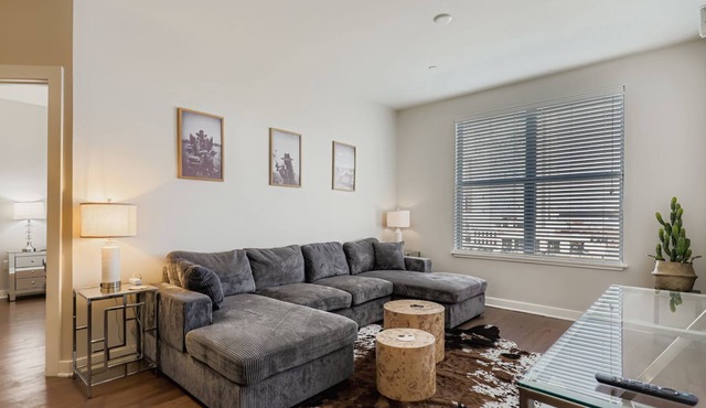 Classic & Comfortable | 2bed/2bath Downtown