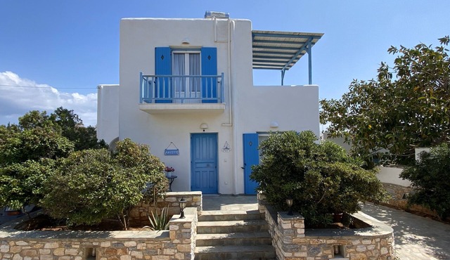 Classic Cycladic house in Paros island, 250m from amazing Piso Aliki beach!
