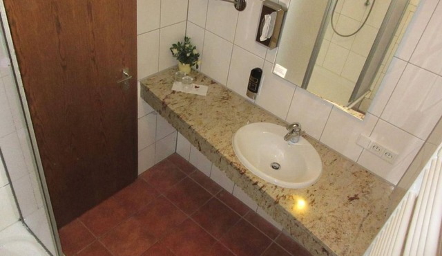 Classic double room shower/WC - Diamanthotel Idar-Oberstein