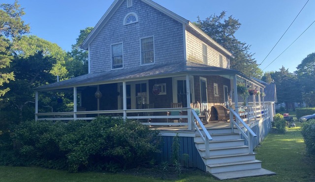 Classic family-friendly, pet-friendly vacation cottage with private beach nearby