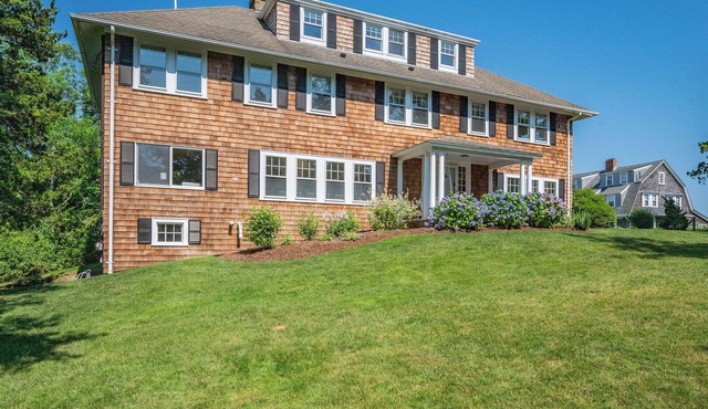 Classic Hyannis Port Family House - Walk to the beach!