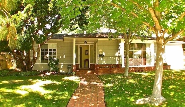 Classic La Jolla Beach Home.Pet Friendly! 5 Stars! Outdoor Fire Pit and Heaters