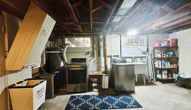 Classic Phinney Ridge Gem, Renovated 4BR Walk to Green Lake & Woodland Park Zoo