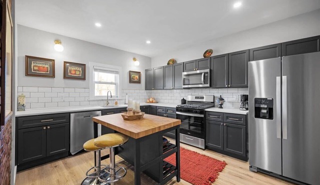 Classic Pittsburgh 4 Square - Easy Access to Town and Airport!