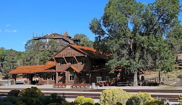 Classic Route 66 Lodging with Free Breakfast & Parking, Bearizona Wildlife Park!