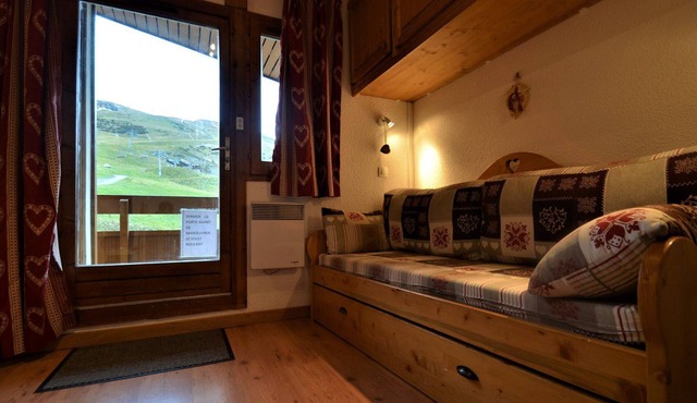 Classic studio for 4 with ski slope view, pets allowed