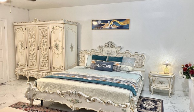 Classic Studio in Venetian Road