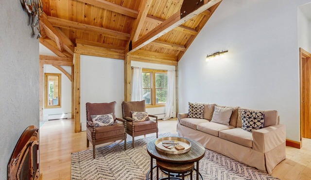 Classic Wooded Retreat W/Gorgeous Interior & Great Location Near Skiing & Lake