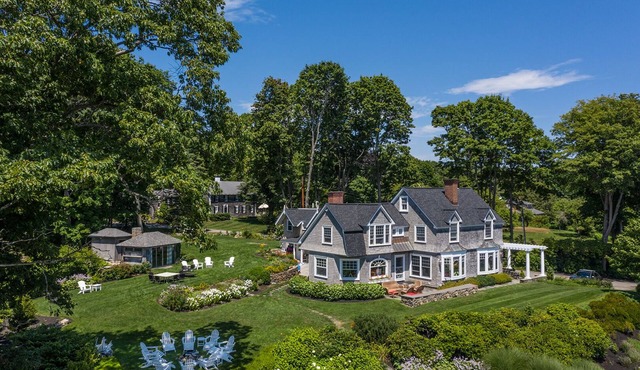 Classic York Harbor Cottage with Ocean Views!