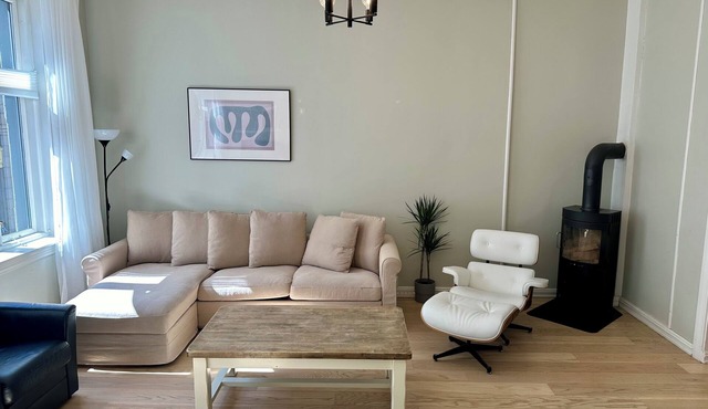 Classical 3 bedroom, 2 bath, minutes walk from Royal Palace, Shopping & Downtown