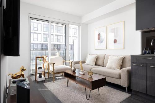 Classy and Luxury 2 bedroom apartment 5 mins to Dundas Square
