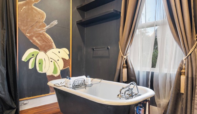 Classy Couve Walkable Downtown Apartment