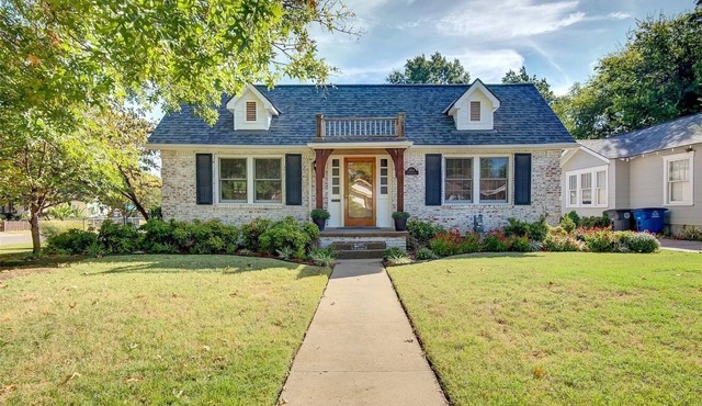 Classy home w/deck & fenced yard only 2 blocks from the fairgrounds!
