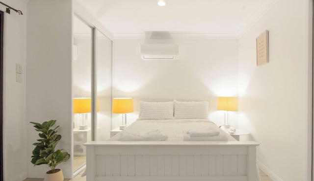 Classy Self Contained Studio- Private & Peaceful
