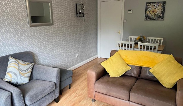 Claygate Place - Entire 2 Bed House, Off Street Parking - Perfect For Holiday Breaks or Contractors