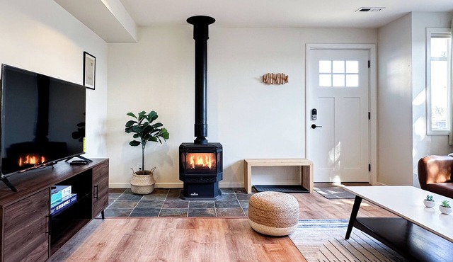 Clean and Charming Hilltop Guesthouse with 1-King bed, Central AC and Heating
