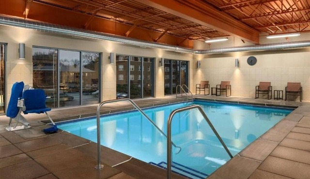 Clean and Comfortable Room Near St. Louis Art Museum and St. Louis Zoo - 4 miles