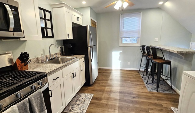 Clean and Comfortable 2-Bedroom Apartment in Downtown LaPorte