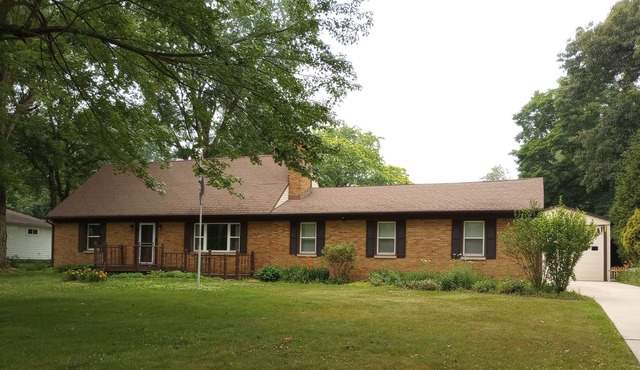 Clean and spacious 3 bedroom home with charm & great vibes. Welcome to my home!