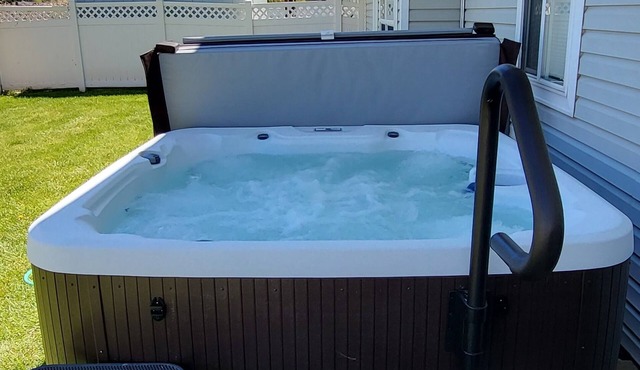 Clean and Spacious! Burley HOT TUB Haven