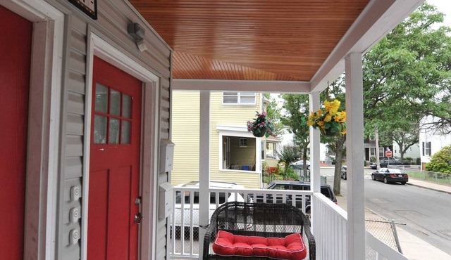CLEAN Apt Near Boston/Cambridge, Harvard, MIT with Parking - Great Reviews!
