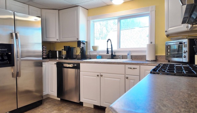 Clean Central Spacious Top Unit w/Laundry