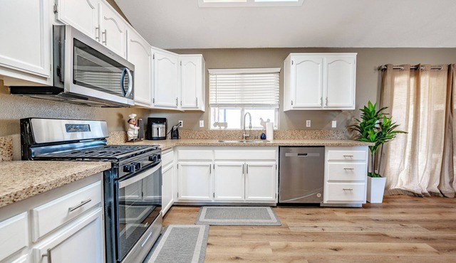 CLEAN & COMFORTABLE 3BDS /2 BTHS HOME. CENTRALLY LOCATED NEAR ALL CONVENIENCES.