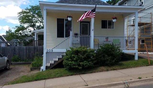 CLEAN, Comfortable, Cute 2 bedrm home - Heart of Marquette!