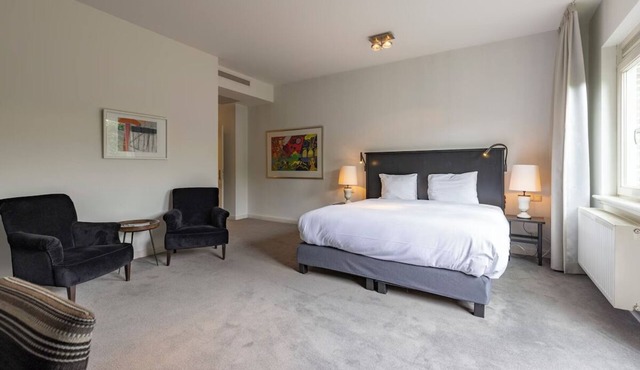 Clean & Comfortable with Forest Paths Just Steps Away! Onsite Dining