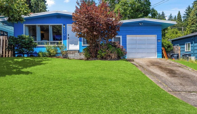 Clean Comfy House with Hot Tub, Pool Table, & BBQ