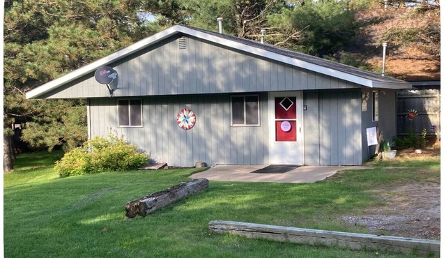Clean cottage on the Eagle River Chain, dock, firewood, edge of town