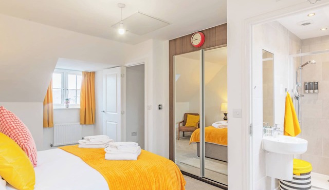 Clean & Cozy | Work, Relax & Stay | Fully Equipped + Smart Lock + 2 Parking