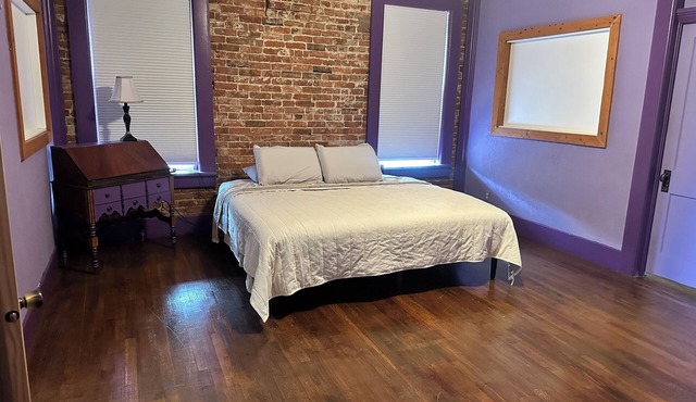 Clean, easily accessible 2bdrm apartment with AC. 2 mins to base - 15mins to KC