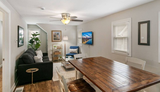 Clean & Modern Apt DT Libertyville near Naval Base