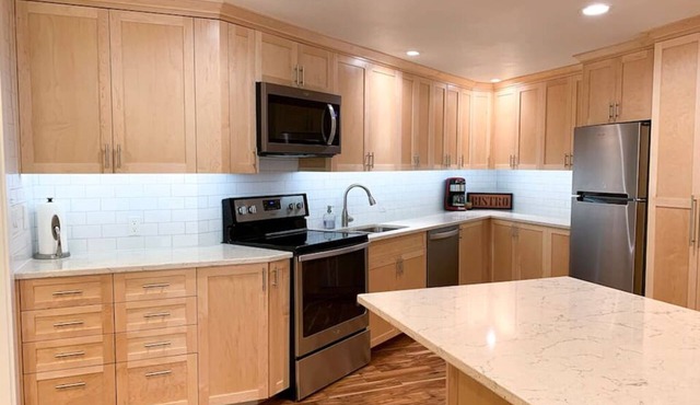 Clean, Modern Guest Suite in the Hills with Large Kitchen and Private Deck