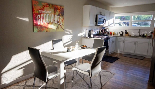 Clean✨ Modern 🍸 Perfect 👌 Getaway 🛩 15 to downtown