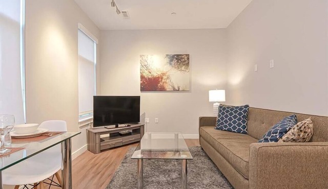 Clean + Modern Studio | Full Kitchen | Travel Nurse Friendly | by GLS