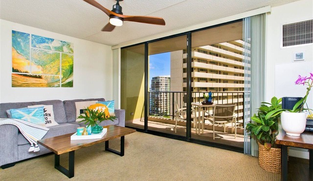 Clean one bedroom With AC, Full Kitchen, Free WiFi, one block to Beach!